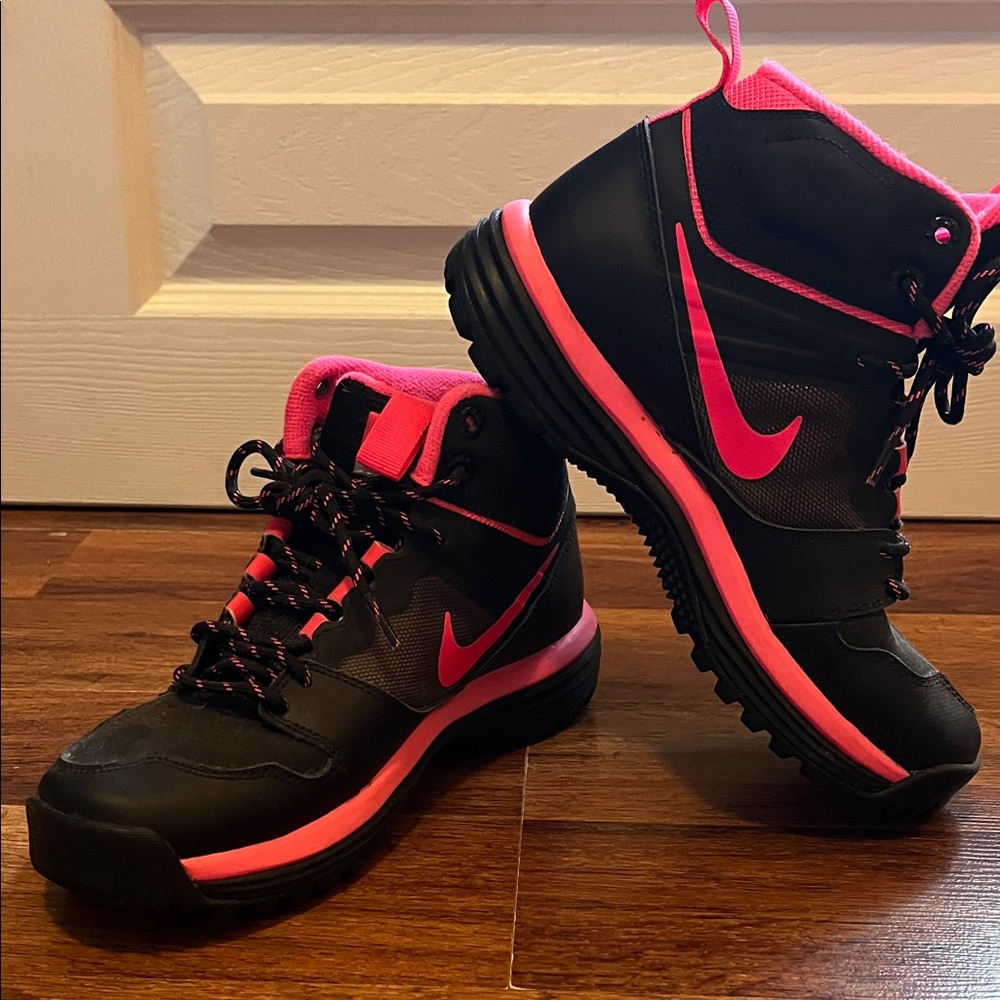 Nike Women's Black and Pink Outdoor Shoes